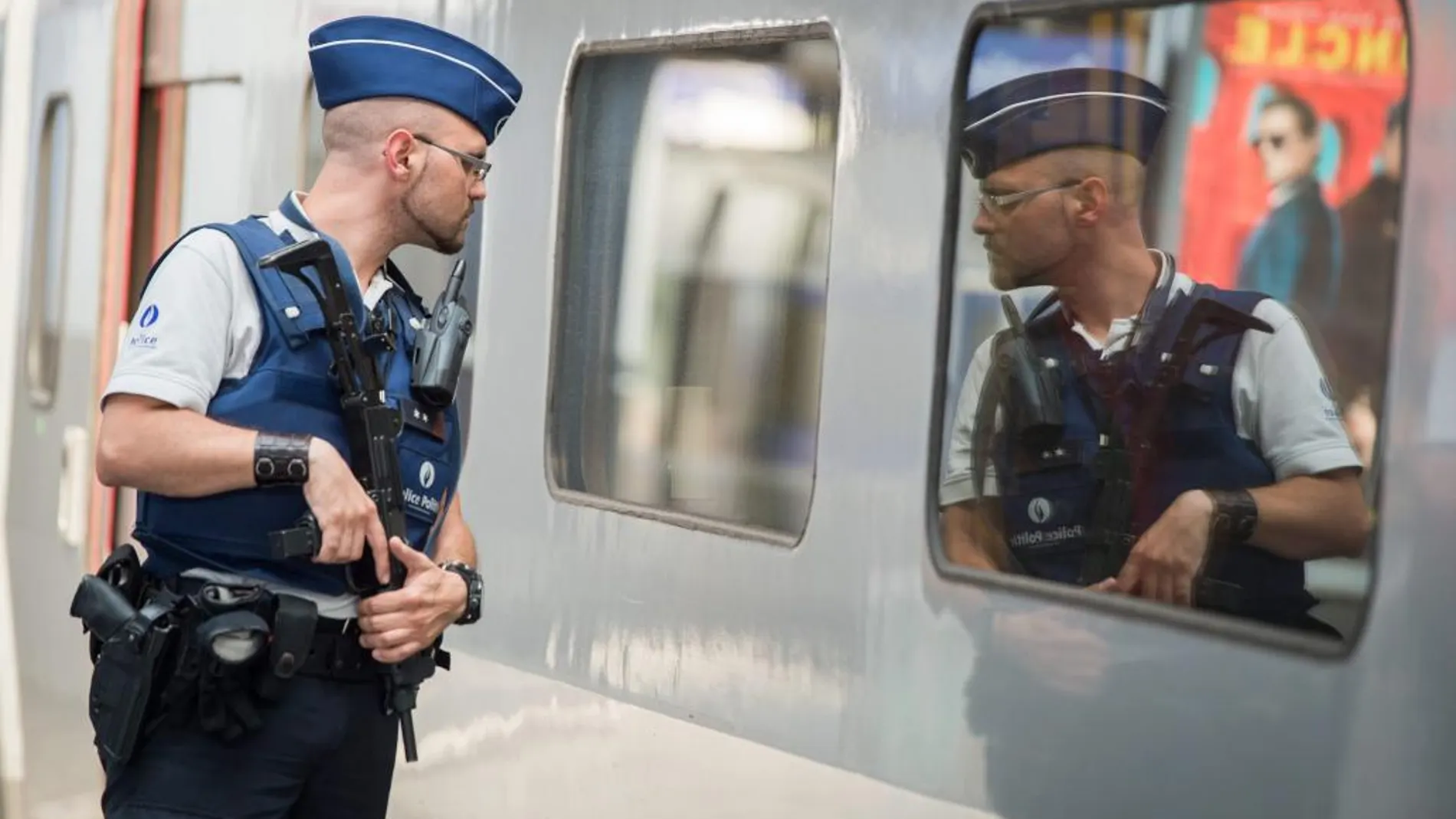 Un policía belga inspecciona un tren Thalys entre Bruselas y París en la estación de la capital belga.
