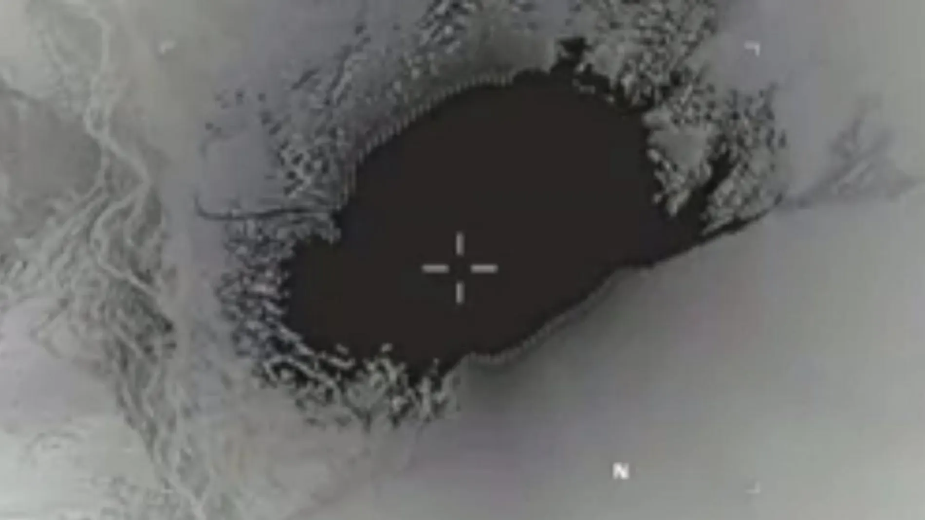 Fotograma que muestra el momento en que la bomba GBU-43, la mayor no nuclear del arsenal estadounidense, nunca utilizada hasta ayer, impacta contra un sistema de cuevas del Estado Islámico