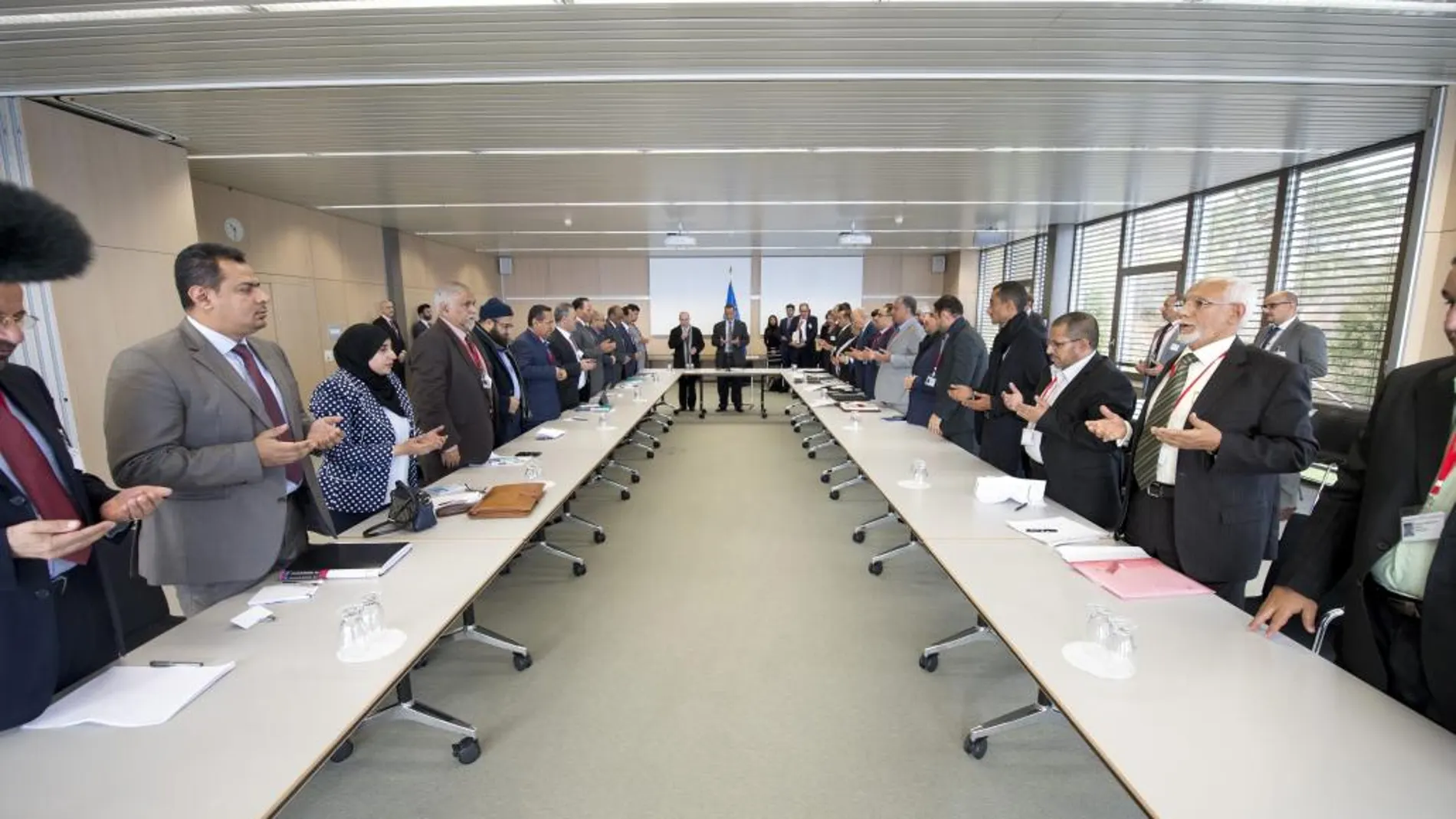 Varios respresentantes durante las negociaciones de paz sobre Yemen llevadas a cabo en la región de Macolin/Magglingen (Suiza) hoy, 15 de diciembre de 2015