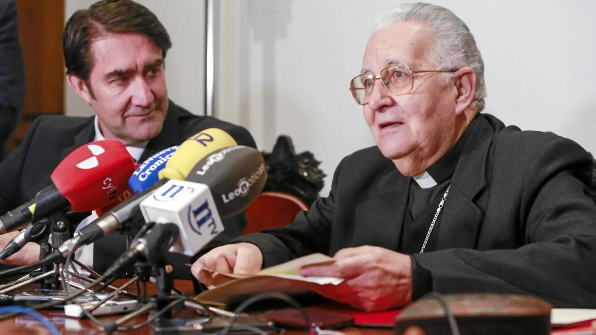El consejero Juan Carlos Suárez-Quiñones firma un acuerdo de colaboración con el obispo de León, Julián López