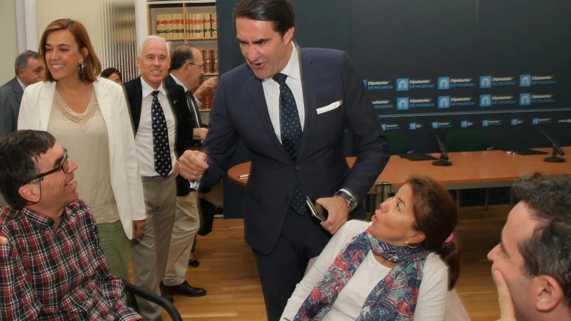 Suárez-Quiñones y Ángeles Armisén bromean con la prensa, antes de firmar el acuerdo