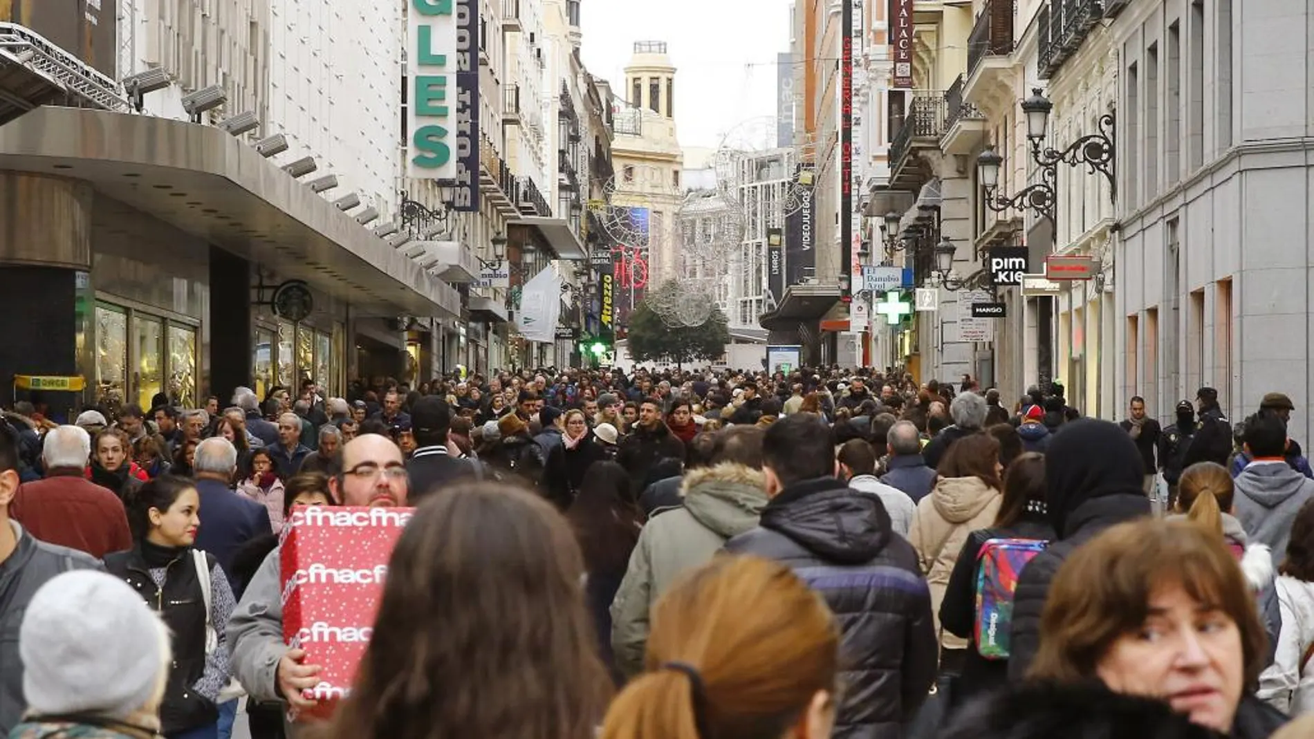 Cientos de personas transitan la madrileña calle Preciados en los días previos al 6 de enero.