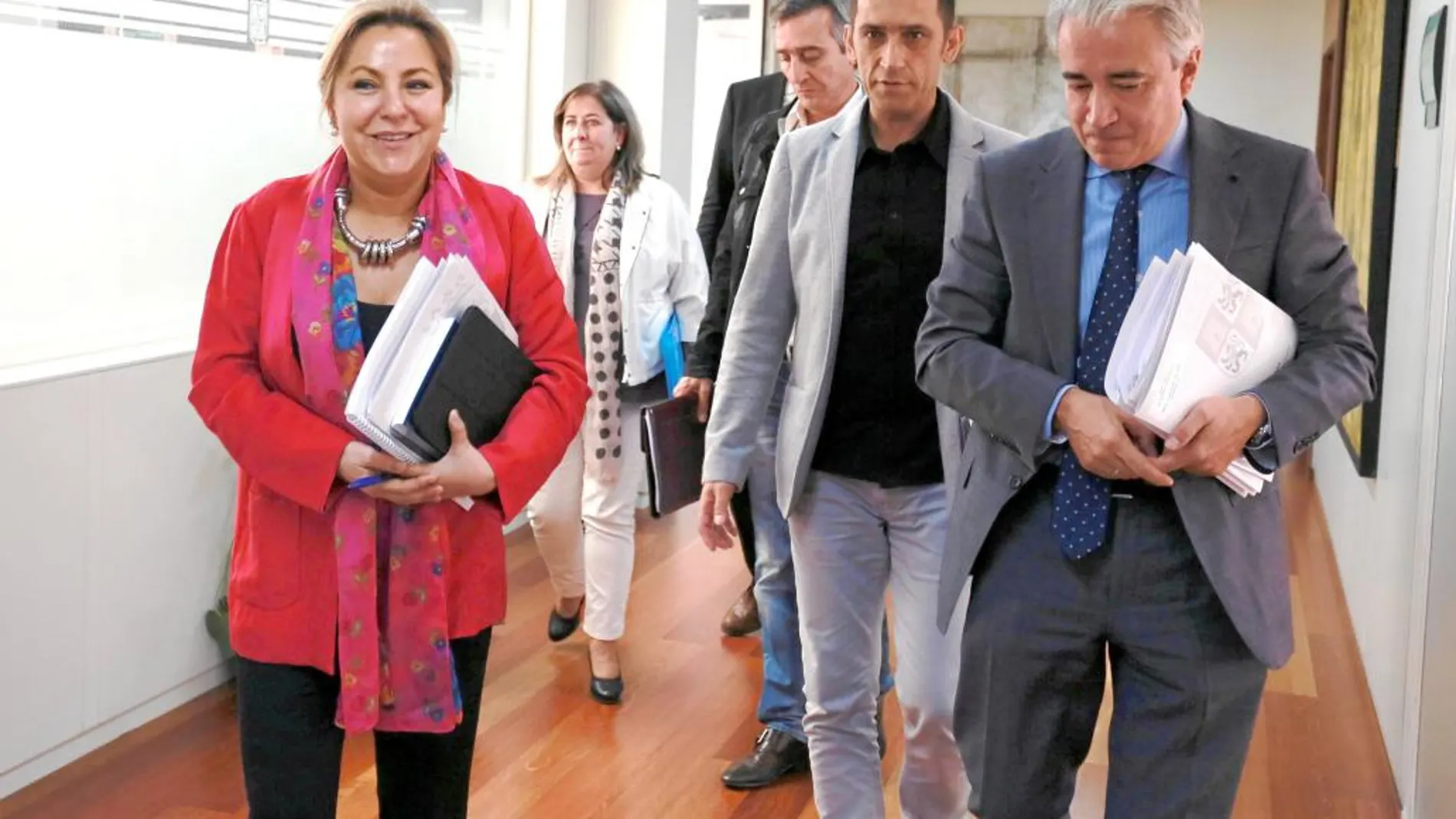 La vicepresidenta Rosa Valdeón junto a los representantes de Cecale y los sindicatos antes de participar en la reunión