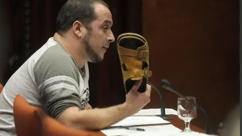 David Fernández con su sandalia en la mano en 2013