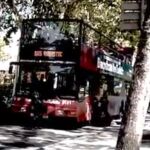 Fotograma del video difundido por Arran en el que tres encapuchados inmovilizan el bus turístico