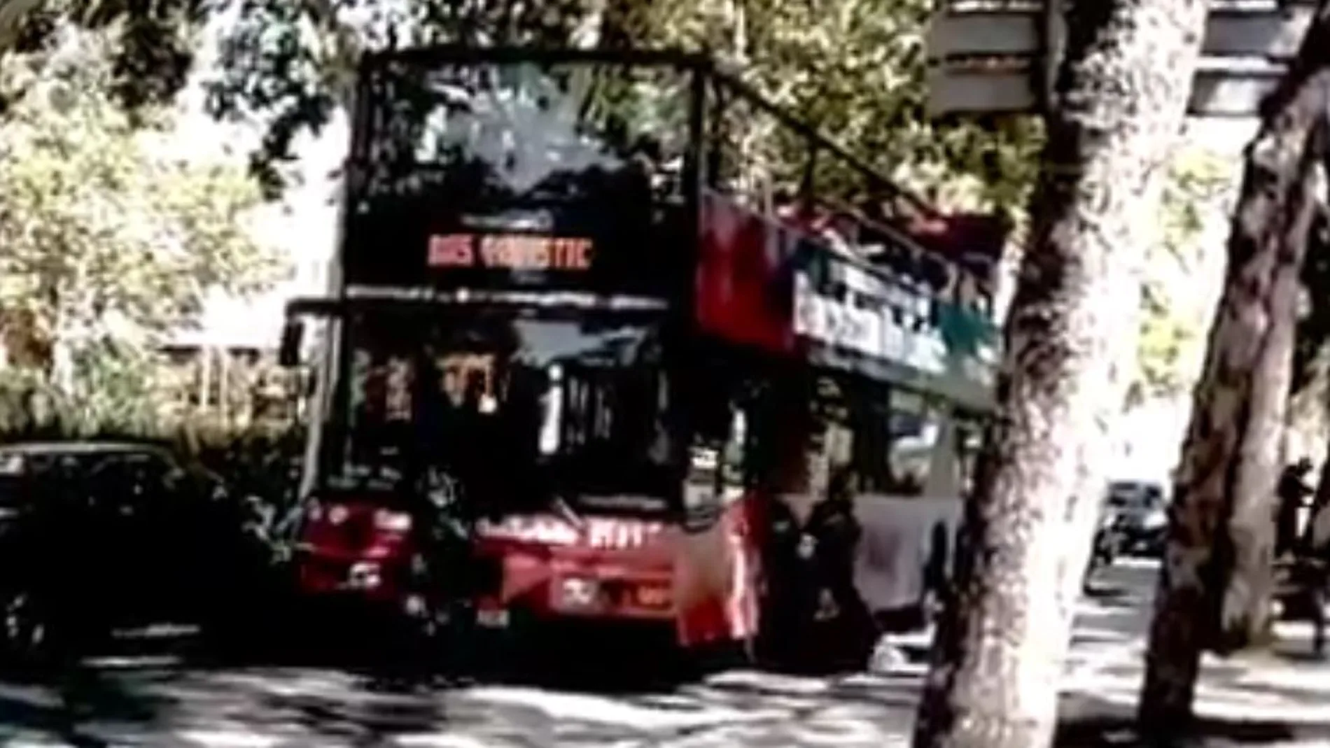 Fotograma del video difundido por Arran en el que tres encapuchados inmovilizan el bus turístico