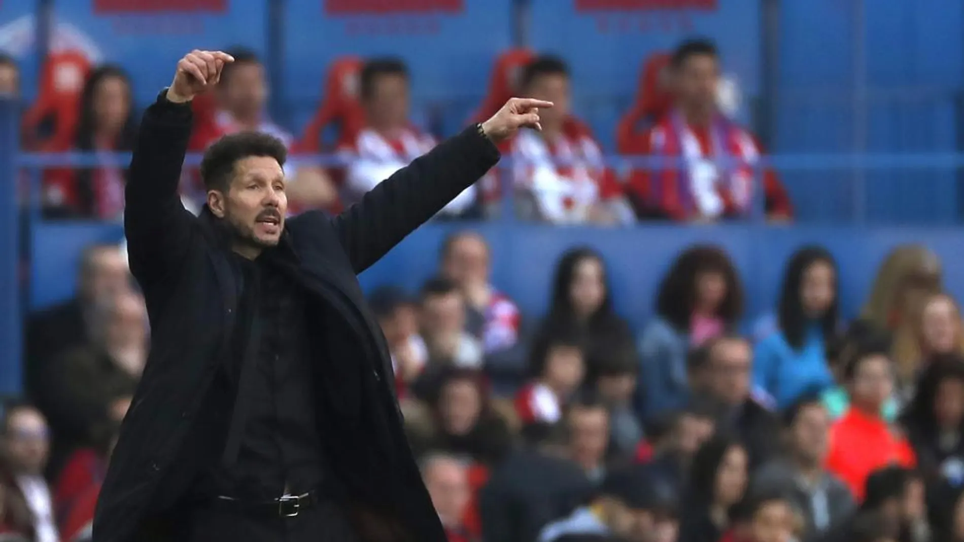 El técnico del Atlético de Madrid, el argentino Diego Pablo Simeone, da indicaciones a sus jugadores durante el partido