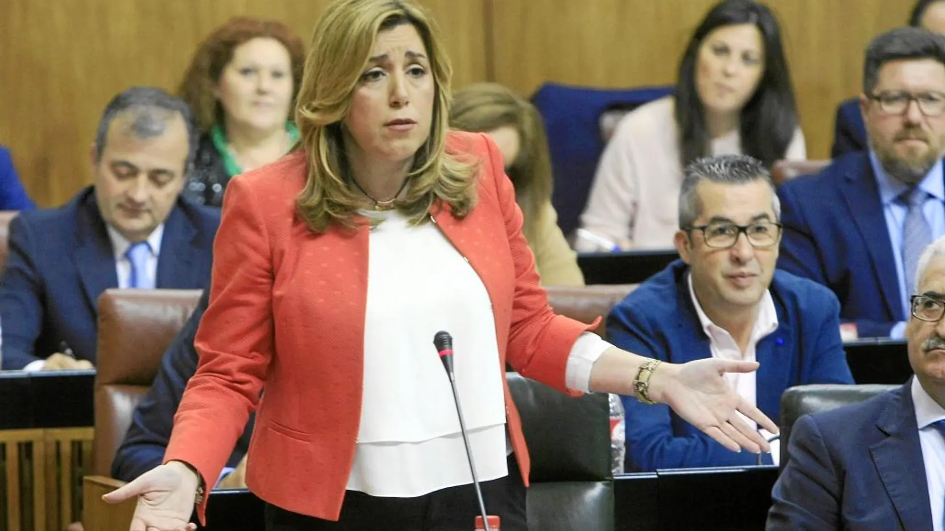 La presidenta de la Junta, Susana Díaz, ayer en su escaño parlamentario