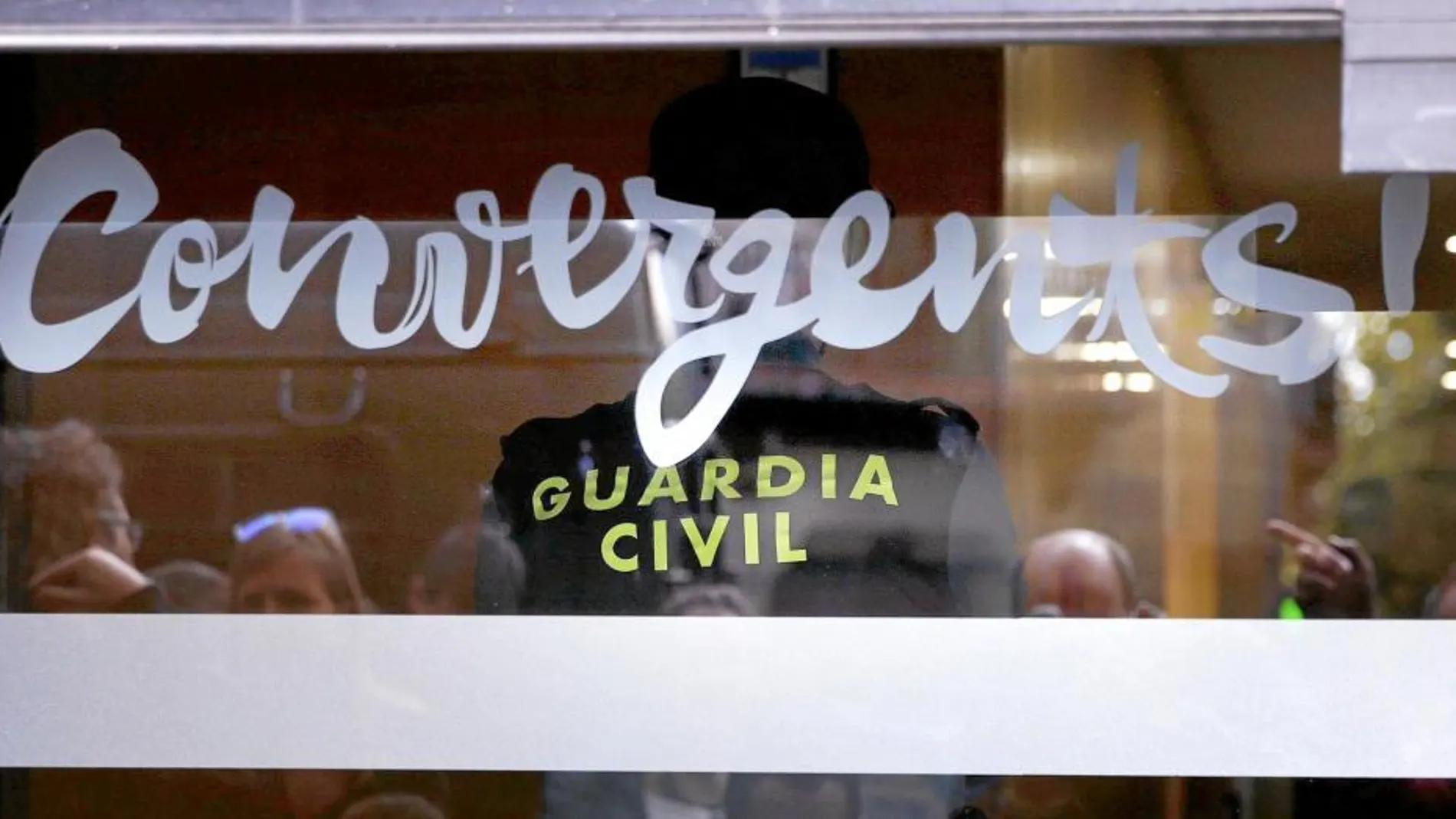 La Guardia Civil registra la sede de Convergència en Barcelona, el pasado octubre, en el marco de la investigación del «caso 3%»