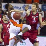 Hank Norel, del CAI Zaragoza (d) y DeAndre Kane (i), del Ratiopharm Ulm alemán, se disputan el balón durante una jugada del partido
