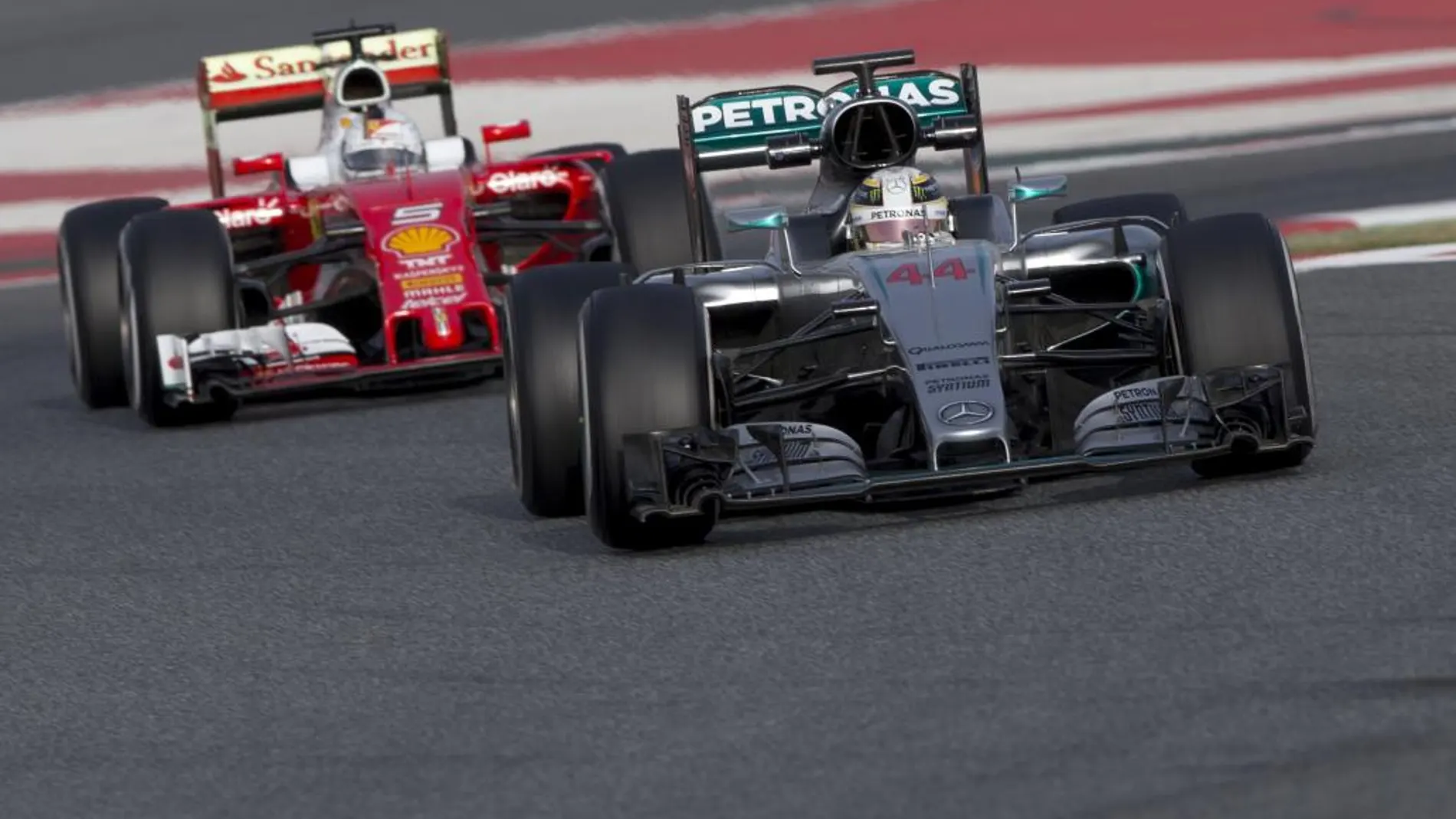 El piloto británico de Mercedes Lewis Hamilton (d) y el piloto de alemán de Ferrari Sebastian Vettel, en Montmeló.