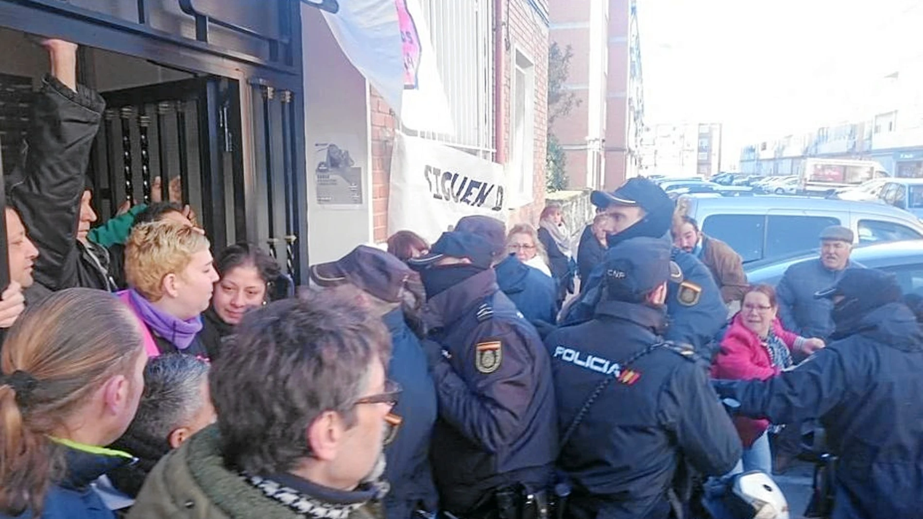 Varios activistas de la PAH intentaron evitar que la Policía y los servicios sanitarios entraran en la casa