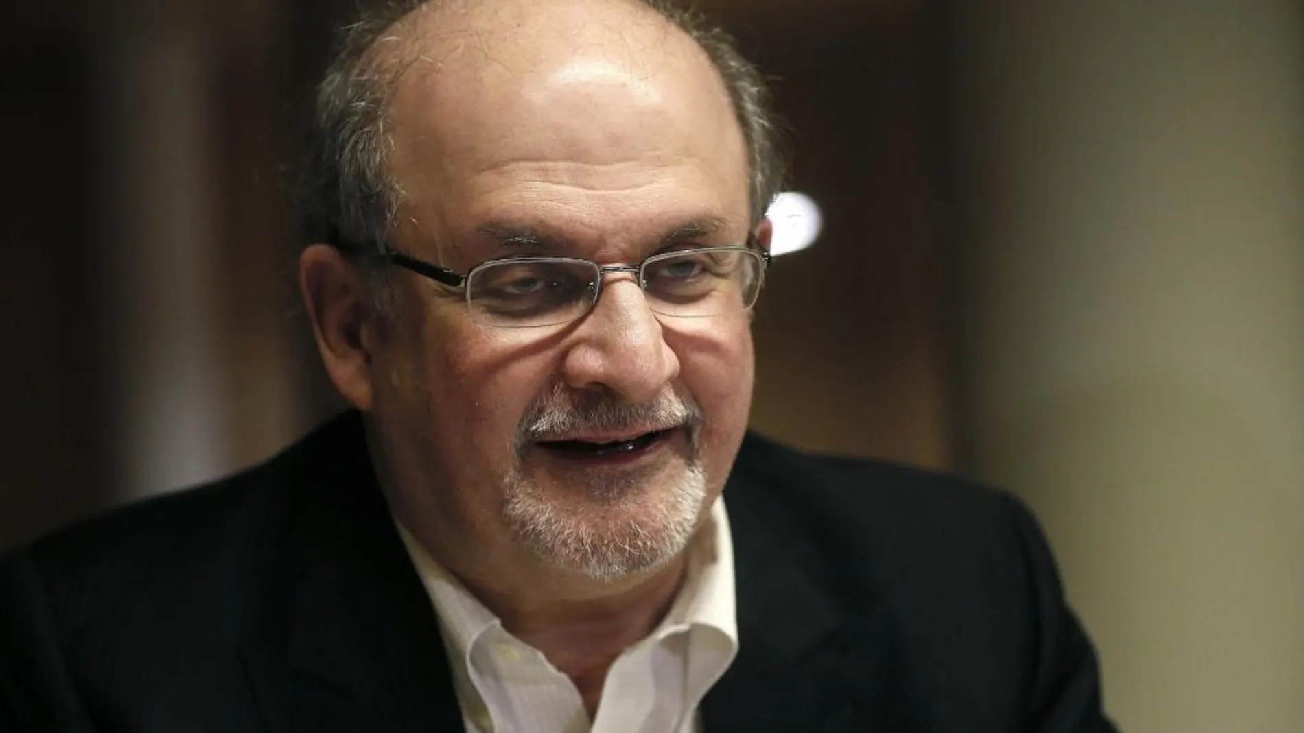 El escritor Salman Rushdie, durante la entrevista con Efe