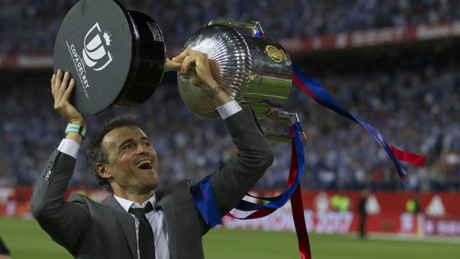 Luis Enrique alza el trofeo