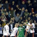 El defensa francés del Valencia Eliaquim Mangala (2d) celebra con Daniel Parejo (d) su gol, el primero del equipo frente al Leganés