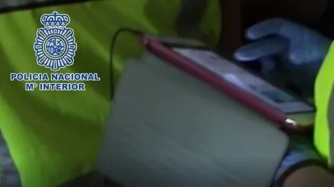 En el registro efectuado en su domicilio se intervino diferente material informático tales como ordenadores, discos duros y tarjetas de memoria.