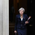 La primera ministra británica, Theresa May, sale de su residencia en el número 10 de Downing Street en Londres, Reino Unido