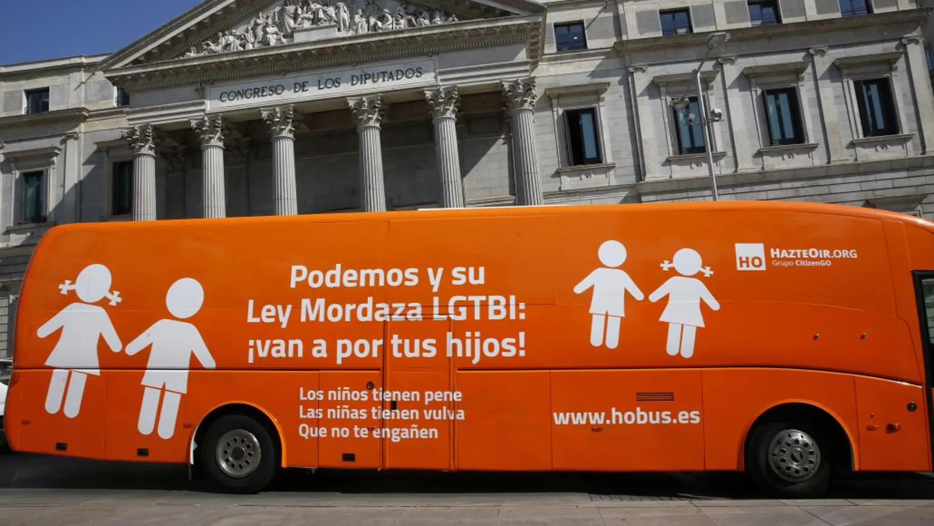 El nuevo autobús de Hazte Oír en las puertas del Congreso