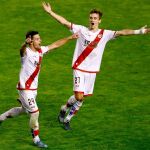 El delantero del Rayo Vallecano, Javi Guerra (i), celebra su gol, tercero de su equipo, junto a su compañero Diego Llorente