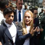 La esposa del líder opositor venezolano Leopoldo López, Lilian Tinytori, a las puertas del Palacio de Justicia en Caracas