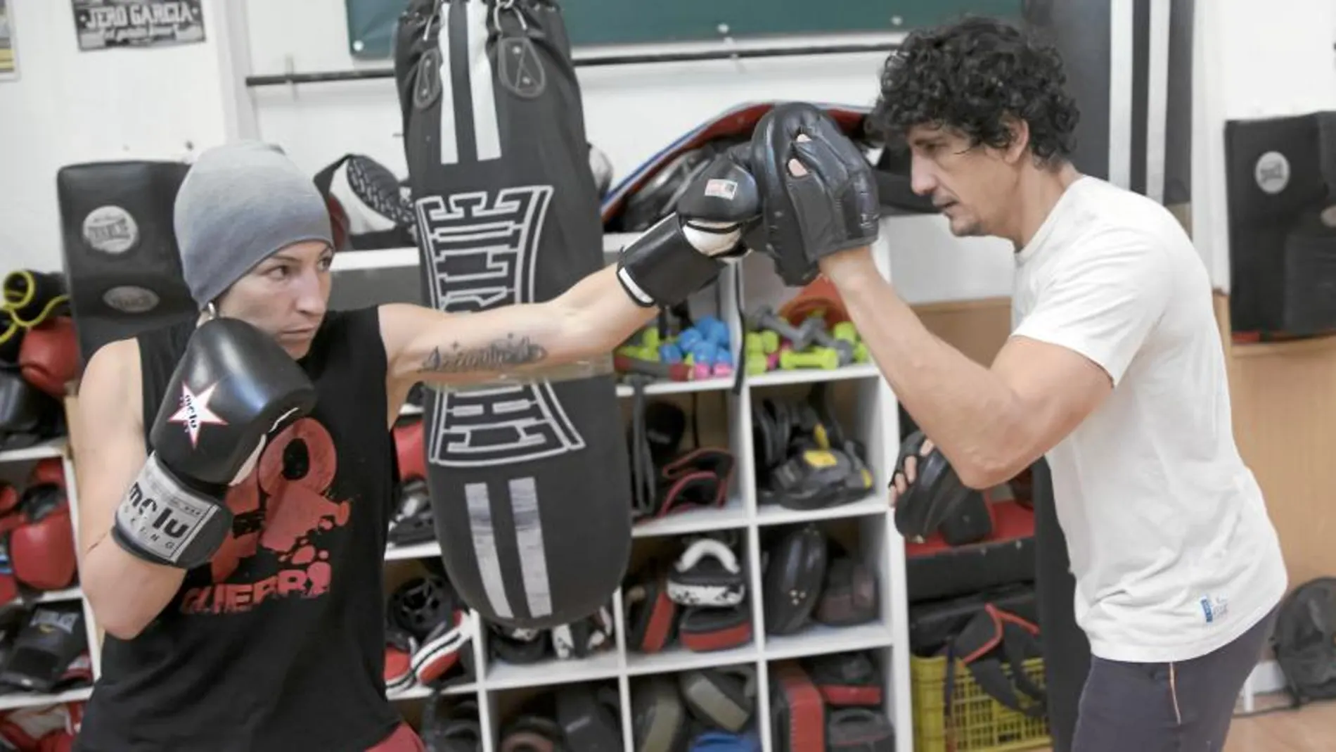 Miriam Gutiérrez y Jero García guantean durante un entrenamiento