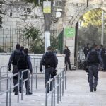 Policías fronterizos israelíes caminan por la zona donde han sido retirado los detectores de metales, a su salida del Monte del Templo, en Jerusalén