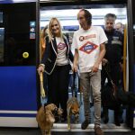 Cristina Cifuentes y Naco Paunero, presidente de la protectora El Refugio, con sendos perros en el Metro de Madrid.
