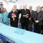 El obispo de León, Julián López, bendice en el quirófano las nuevas dependencias en compañía, entre otros, del alcalde Antonio Silván, del presidente de la Diputación, Juan Martínez Majo, del presidente del Patronato, Juan Manuel Nieto Nafría, y el Vicario de la Diócesis, Pedro Puente. y del personal médico,