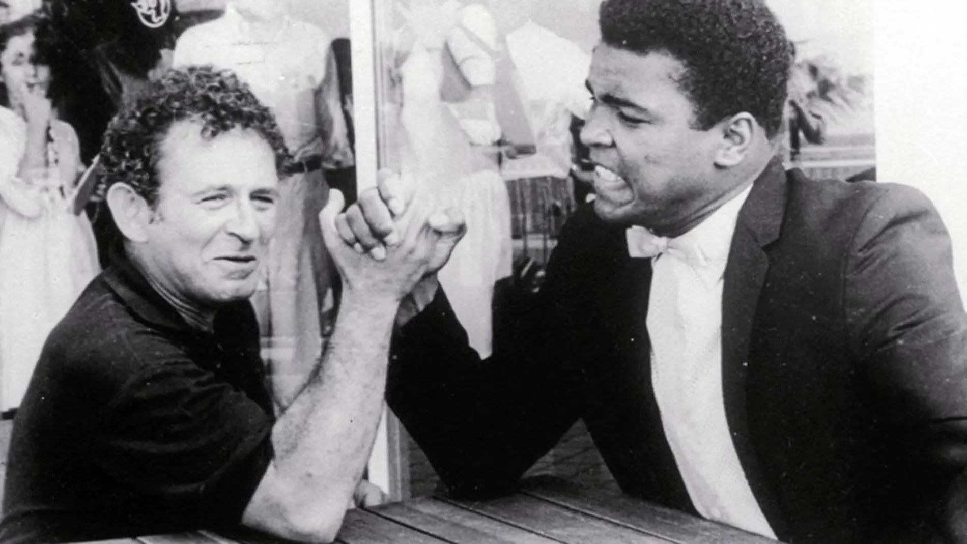El boxeador echa un pulso al escritor Norman Mailer