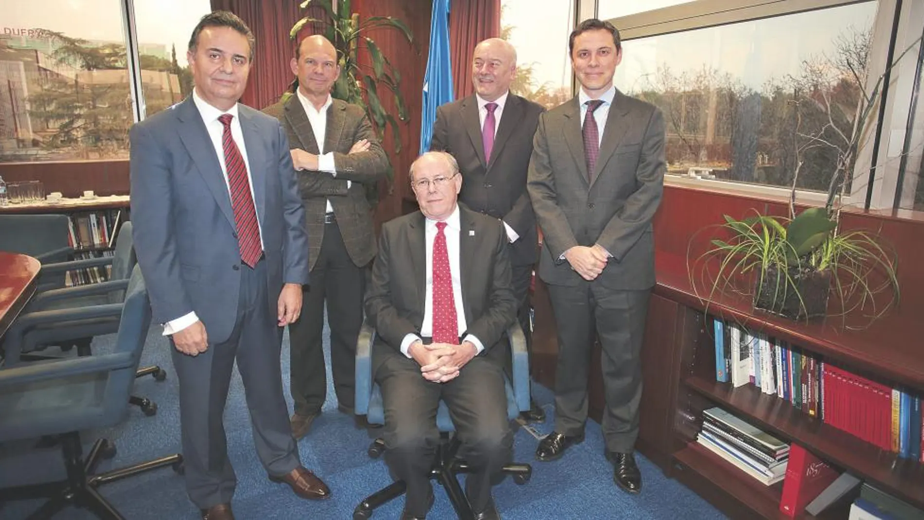 De izquerda a derecha, José Antonio Membiela, Carlos Glez. Gcia de la Barga, Christopher George, Manuel Navarro y Rafael Pérez Feito