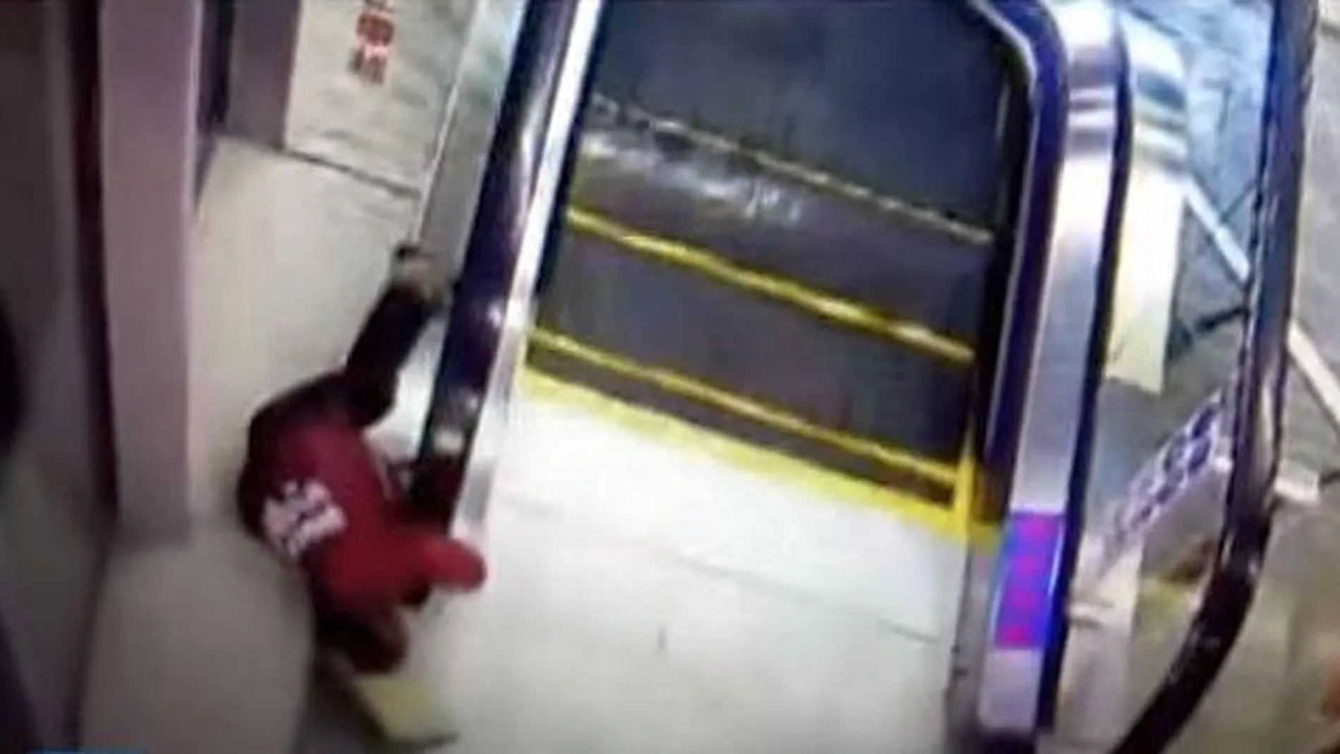 Dramático momento en el que una escalera mecánica arrastra a un niño