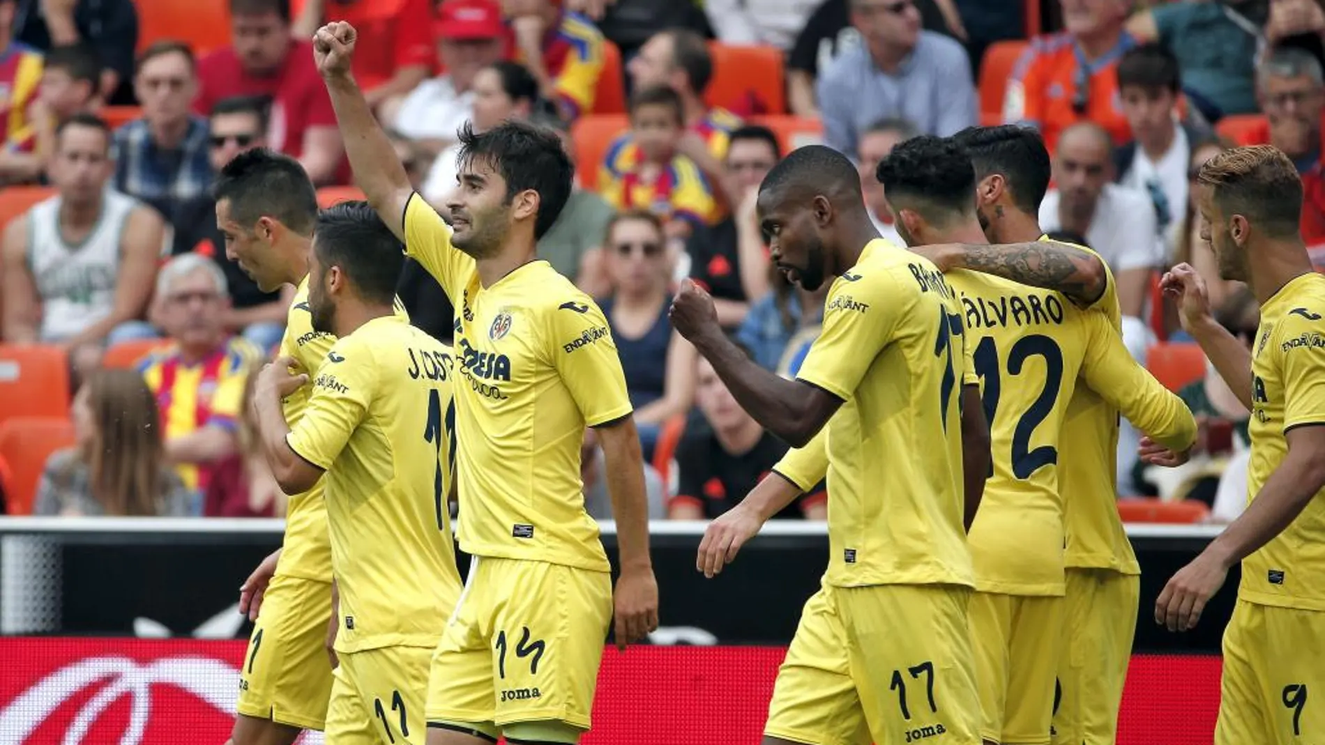 El centrocampista del Villarreal Manu Trigueros celebra el segundo gol del equipo ante el Valencia