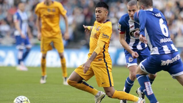 El centrocampista del Deportivo Alex Bergantiños disputa un balón con el delantero brasileño del FC Barcelona Neymar Jr.
