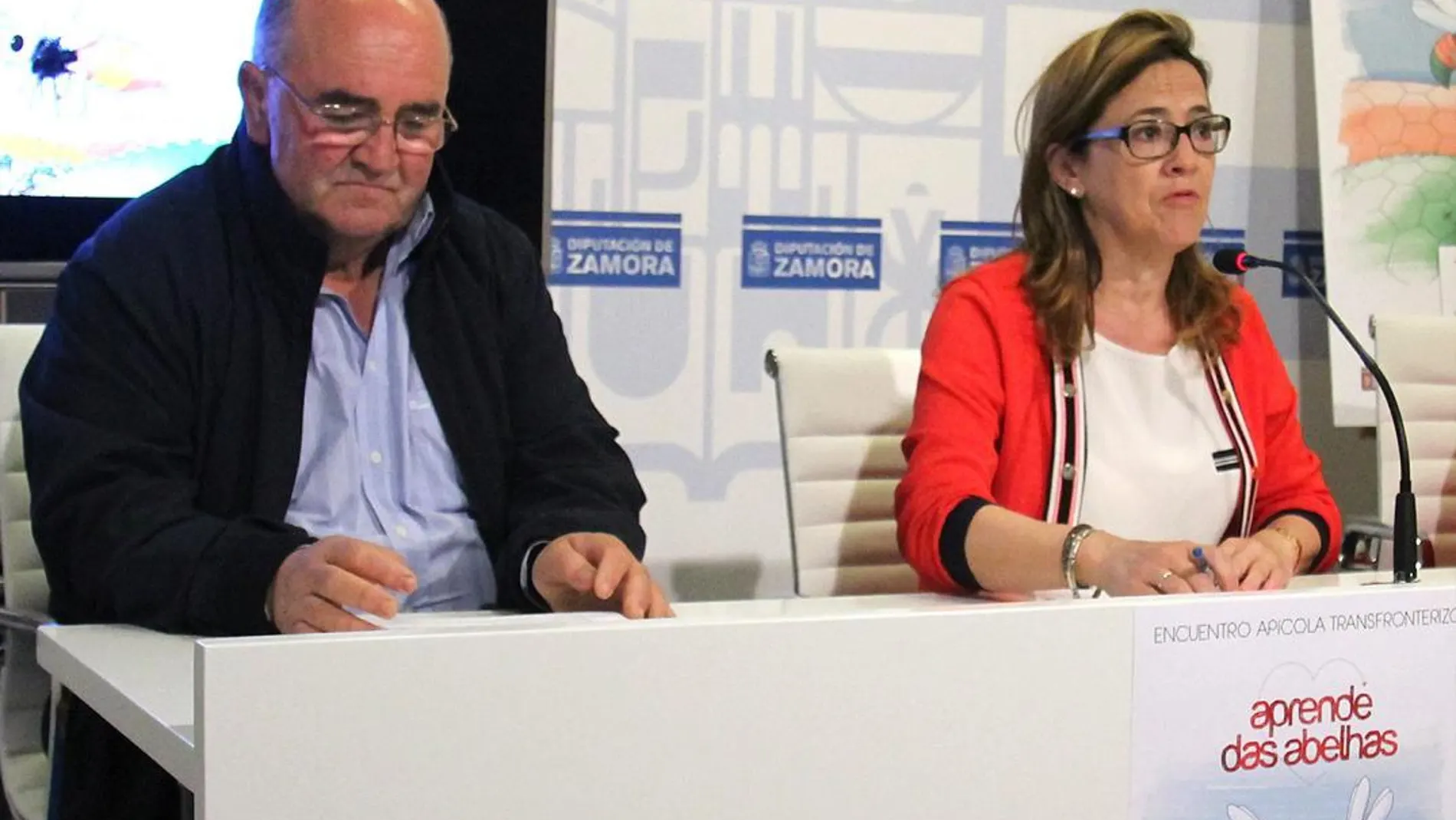 La presidenta de la Diputación de Zamora, Mayte Martín, presenta el Encuentro Apícola junto al presidente de la Federación Nacional de Apicultores de Portugal, Manuel Gonçalves