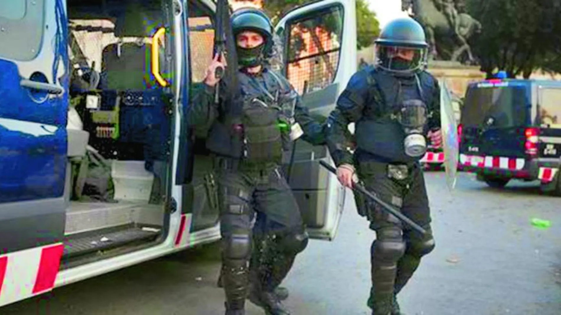 Imagen de archivo de agentes de los Mossos d'Esquadra, con sus armas reglamentarias