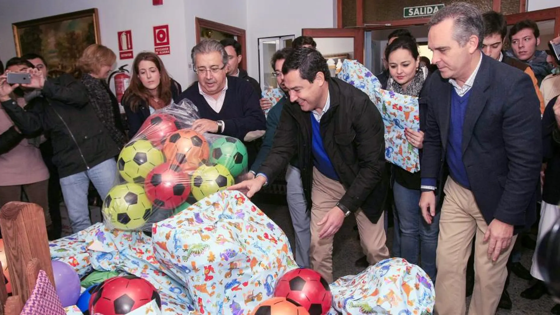 Moreno participó ayer con el portavoz del PP en el Ayuntamiento de Sevilla, Juan Ignacio Zoido, y el presidente del PP sevillano, Juan Bueno, a la entrega de juguetes de la campaña «Ningún Niño Sin Juguete»