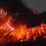 La explosión volcánica ha generado una columna de humo de 2.200 metros de altura e importantes emanaciones de magma, según informó la Agencia Meteorológica de Japón.