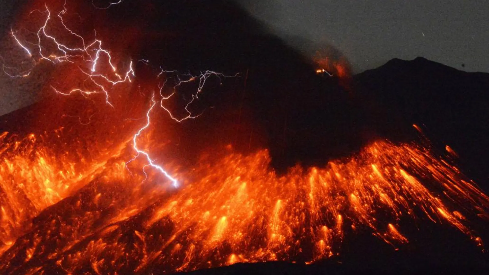 La explosión volcánica ha generado una columna de humo de 2.200 metros de altura e importantes emanaciones de magma, según informó la Agencia Meteorológica de Japón.