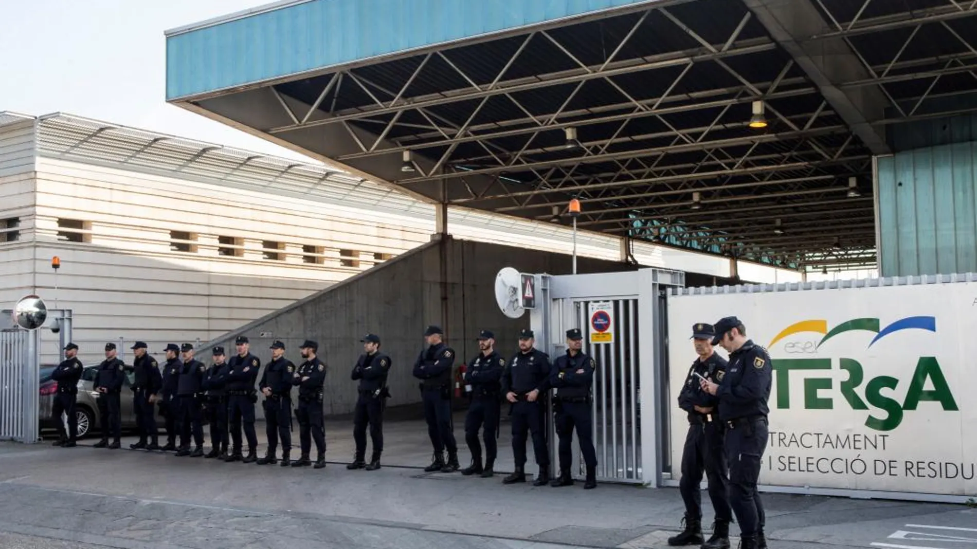 La Policía Nacional en la incineradora de Sant Adrià de Besòs (Barcelona). Los Mossos han acudido a la incineradora con el objetivo de quemar unos documentos con información sensible /Efe