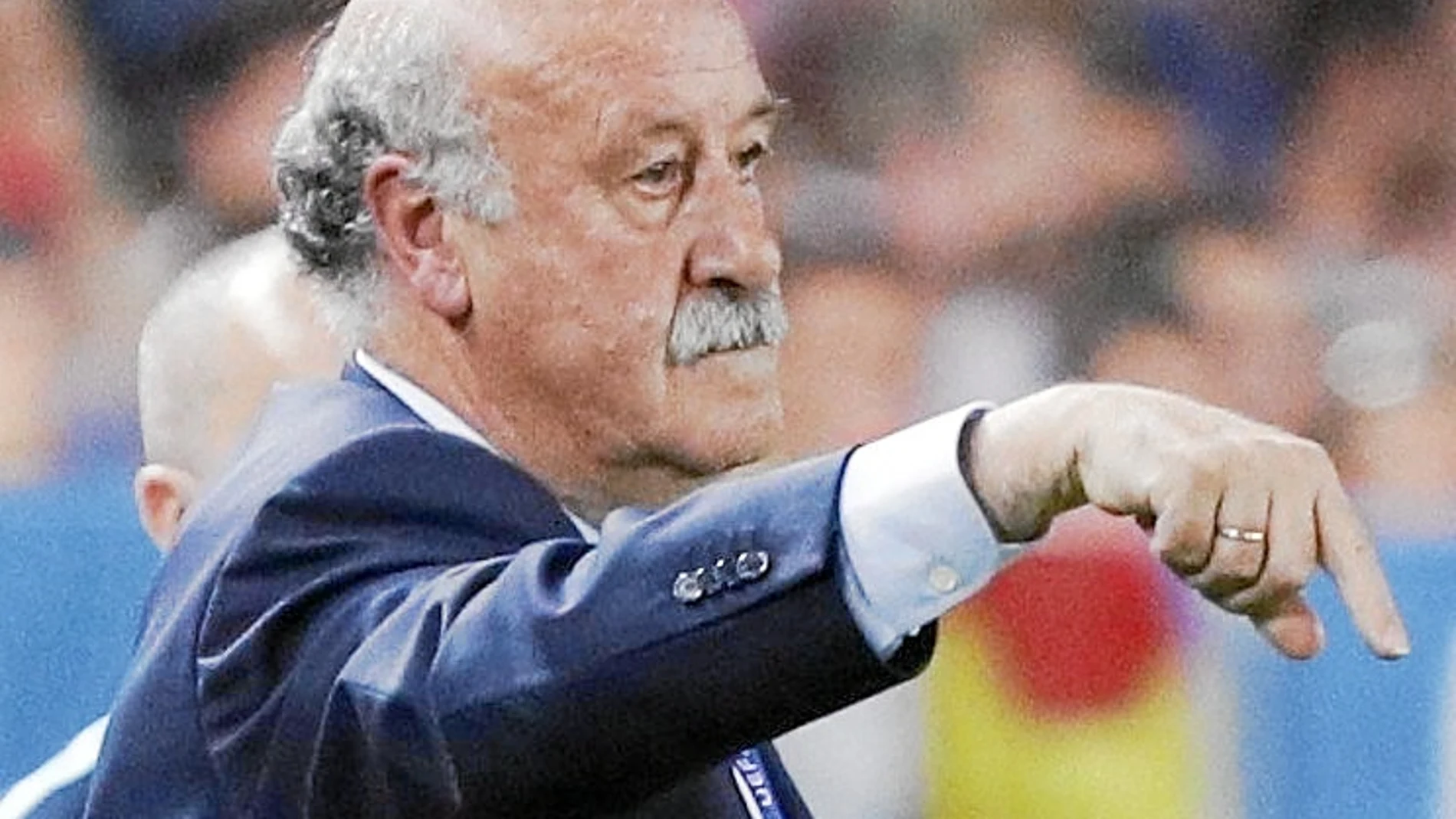 Vicente del Bosque da instrucciones durante el encuentro