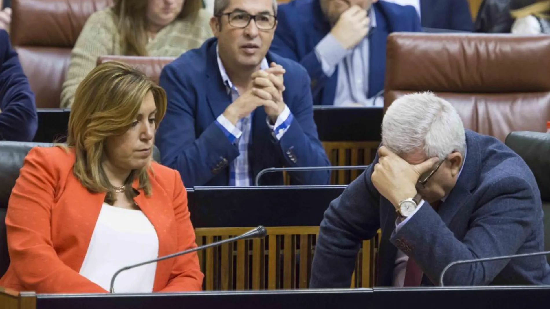 La presidenta andaluza, Susana Díaz, junto al vicepresidente, Manuel Jiménez Barrios, en el Parlamento de Andalucía.
