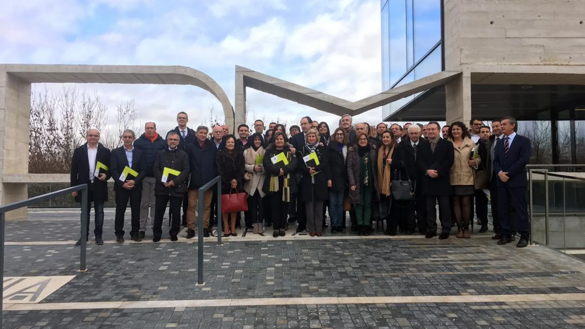 Los alcaldes y responsables de la FRMP reunidos en su sede en Valladolid con su presidente Alfonso Polanco