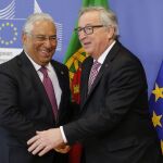 Juncker (d) da la bienvenida al primer ministro luso, António Costa, antes de su reunión en la sede de la CE en Bruselas (Bélgica)