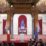 Como una respuesta clara a la permanente amenaza terrorista que vive el país galo, Hollande se plantea bombardear posiciones terroristas en Siria. Con un nivel de popularidad bajo mínimos y en unas elecciones regionales a la vuelta de la esquina necesita un revulsivo