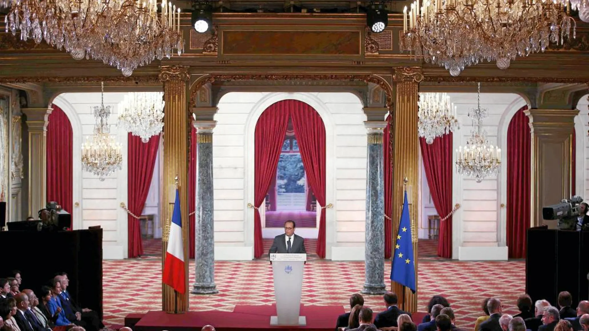 Como una respuesta clara a la permanente amenaza terrorista que vive el país galo, Hollande se plantea bombardear posiciones terroristas en Siria. Con un nivel de popularidad bajo mínimos y en unas elecciones regionales a la vuelta de la esquina necesita un revulsivo