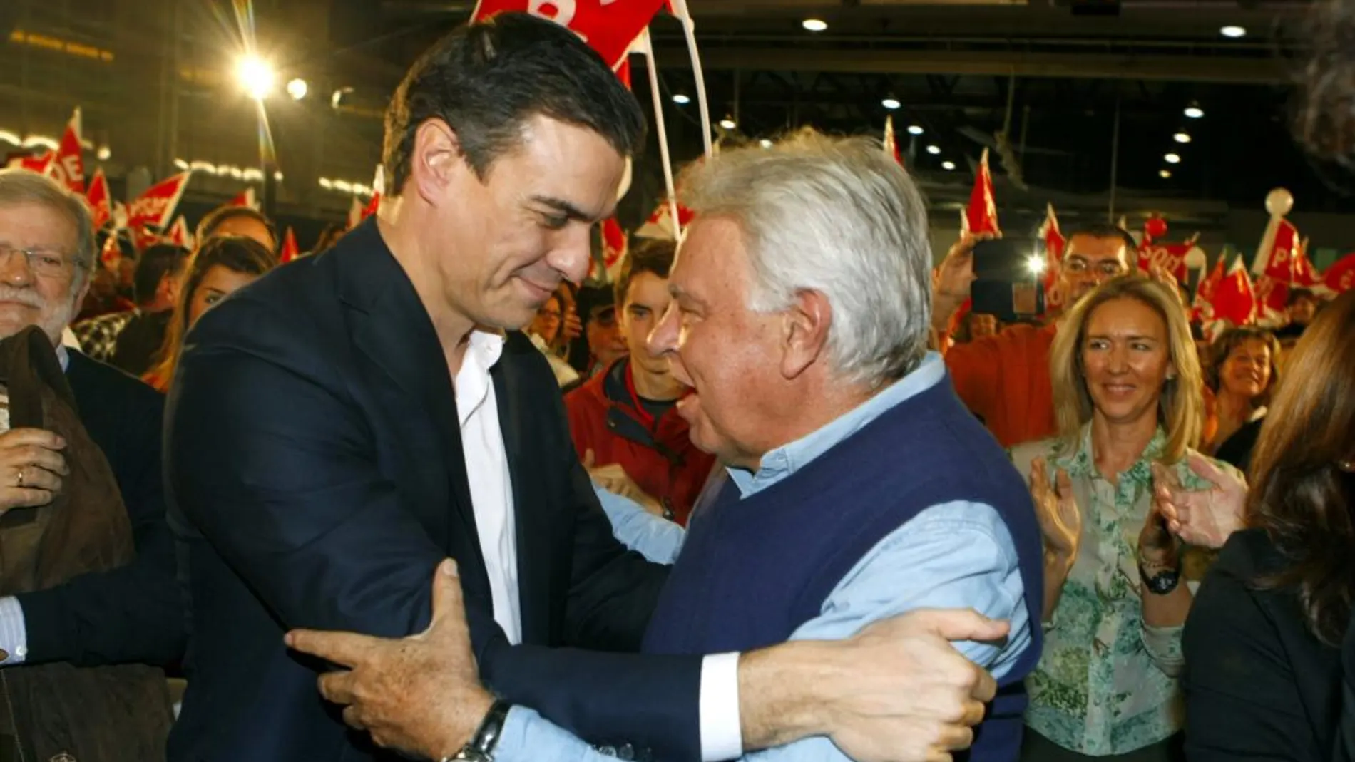 Pedro Sánchez saluda al expresidente del Gobierno Felipe González, durante un acto del PSOE en Badajoz