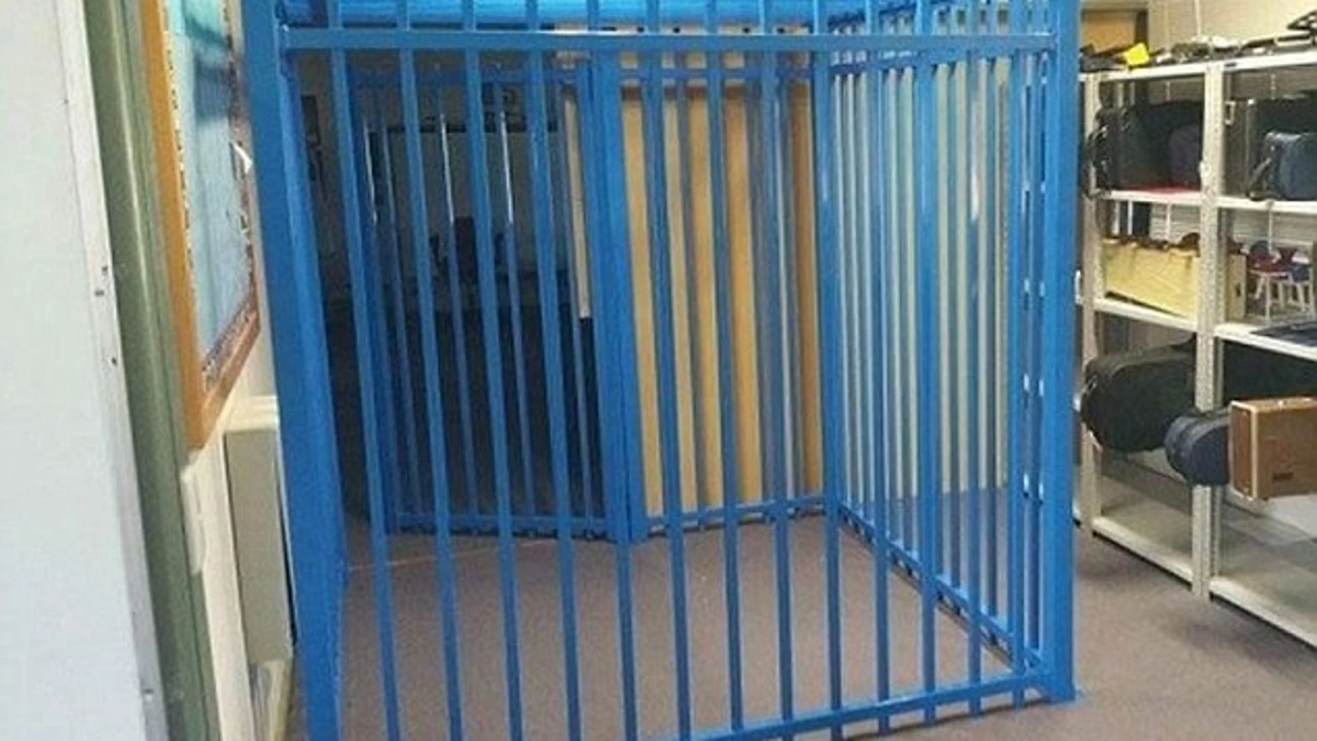 Una jaula para un niño autista en una escuela causa consternación en Australia