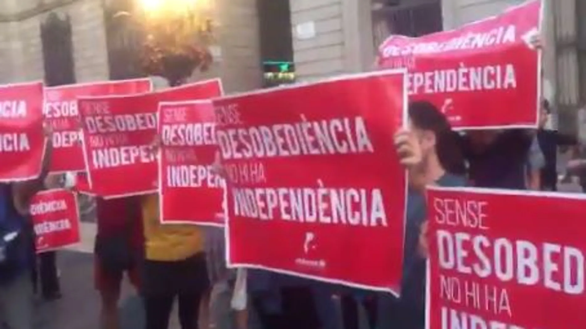 Unas 800 personas se han manifestado a favor del referéndum en la plaza de Sant Jordi