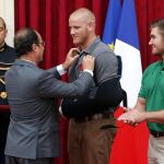 Hollande impone la Legión de Honor al militar estadounidense Spencer Stone