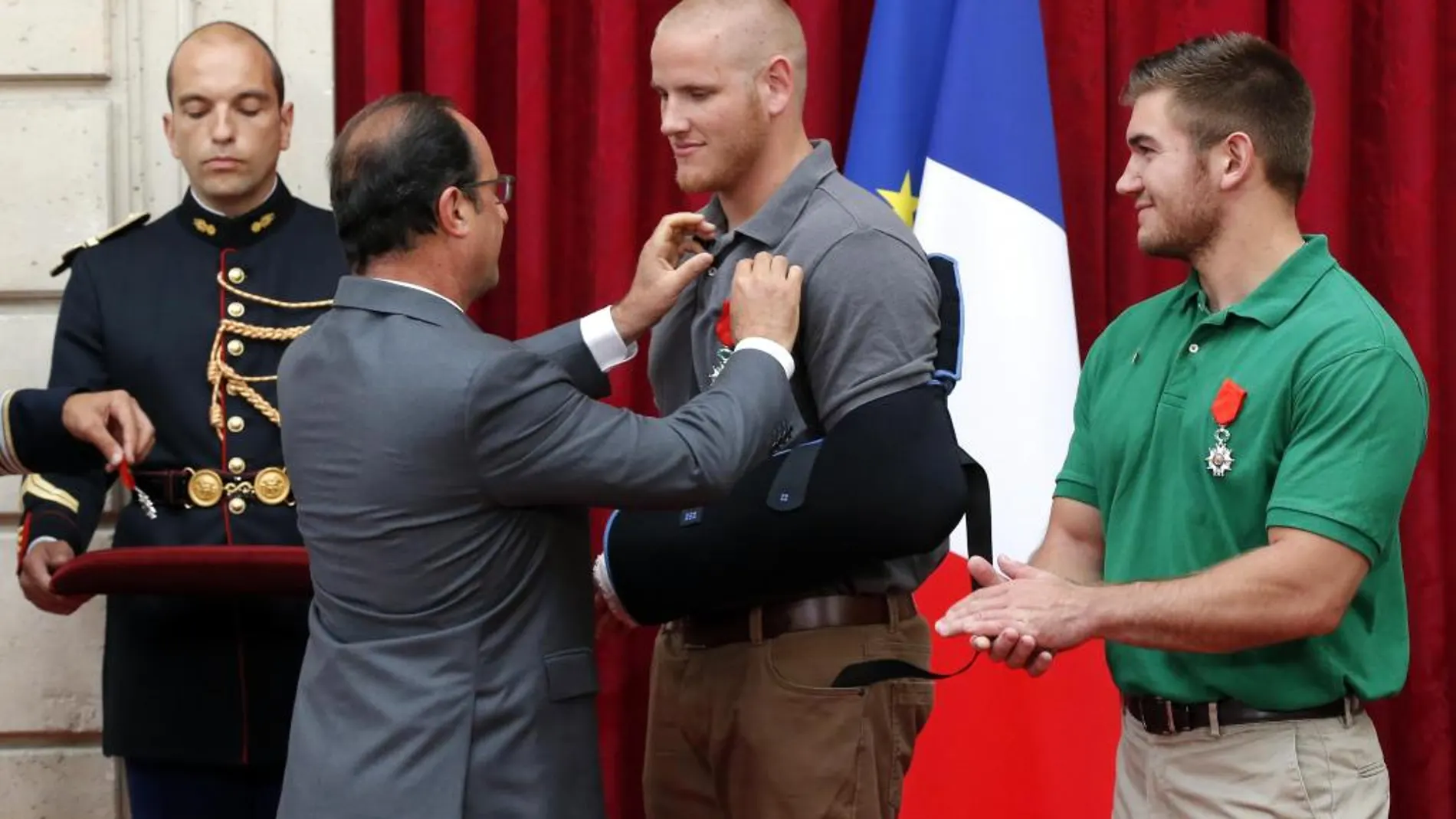Hollande impone la Legión de Honor al militar estadounidense Spencer Stone